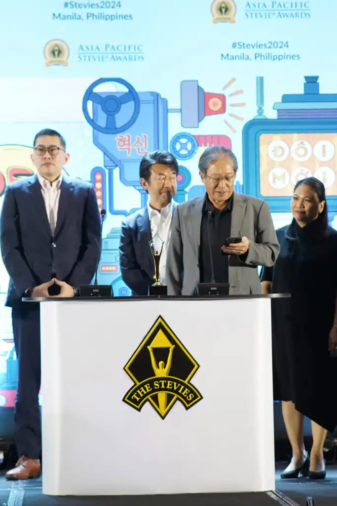 Inspiro news president and ceo yuji hamamoto accepts the award with chairman of the board shinya imai and key executives from inspiro